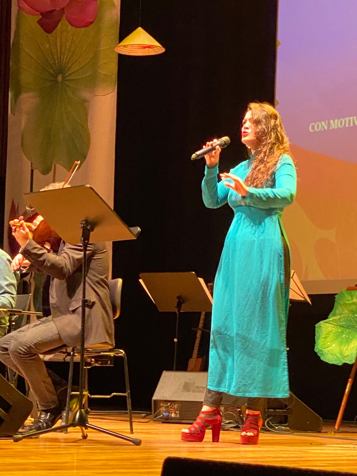 Nữ ca sĩ Argentina Flor Bobadilla Oliva trình diễn trong tà áo dài truyền thống Việt Nam.