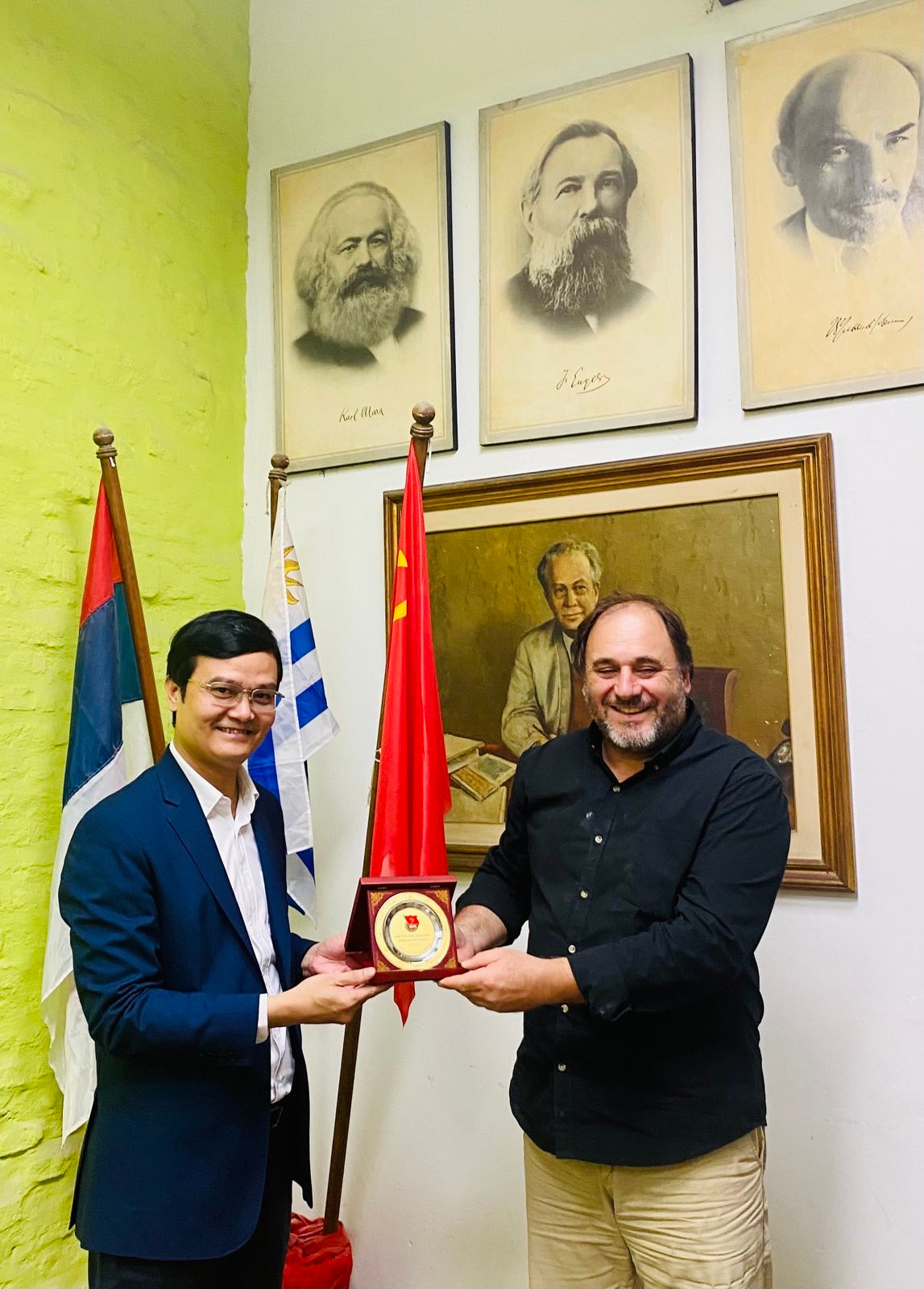 Bí thư thứ nhất T.Ư Đoàn Bùi Quang Huy tặng T.Ư Đảng Cộng sản Uruguay biểu trưng của Đoàn TNCS Hồ Chí Minh.