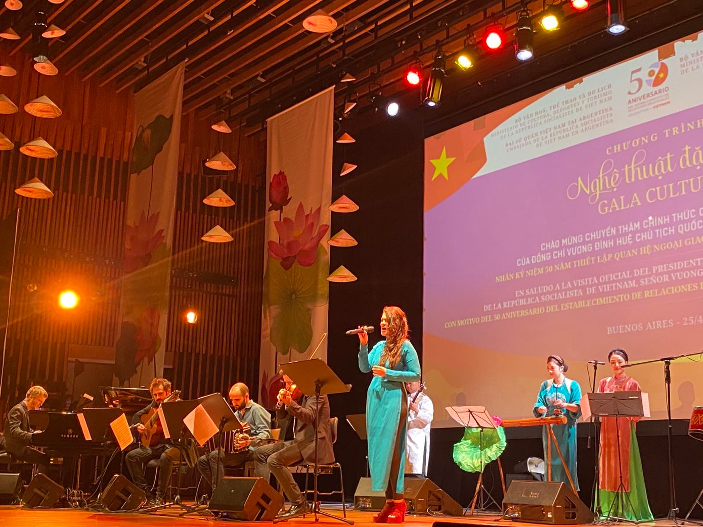 Có tiết mục các nghệ sĩ Việt Nam dùng đàn bầu, sáo trúc và đàn T'rưng phối hợp cùng các nhạc công của Đoàn múa ba lê truyền thống Quốc gia Argentina đệm cho nữ ca sĩ Argentina Flor Bobadilla Oliva hát.