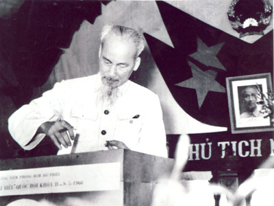 Chủ tịch Hồ Chí Minh bỏ phiếu vào hòm phiếu