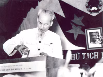 Chủ tịch Hồ Chí Minh bỏ phiếu vào hòm phiếu