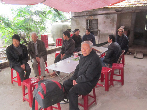 Gia đình, làng xóm ngóng đợi tin tức các thuyền viên gặp nạn. Gia đình, làng xóm ngóng đợi tin tức các thuyền viên gặp nạn