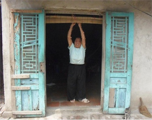 Cuộc sống cô đơn, tủi cực của bà trong ngôi nhà lạnh lẽo