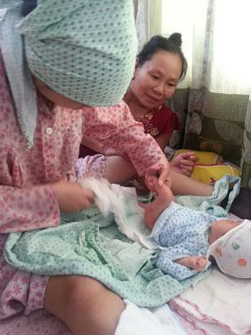 Được tự tay chăm sóc các con, tâm lý các sản phụ cũng đã thoải mái, yên tâm hơn. Ảnh: H.Hải. Được tự tay chăm sóc các con, tâm lý các sản phụ cũng đã thoải mái, yên tâm hơn. Ảnh: H.Hải