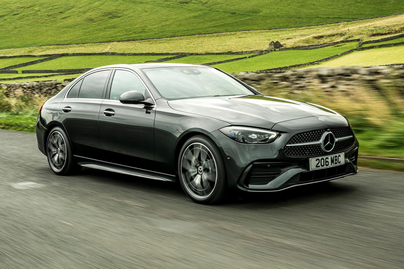 Mercedes-Benz có tiến bộ lớn nhưng vẫn đứng ở vị trí thứ ba.