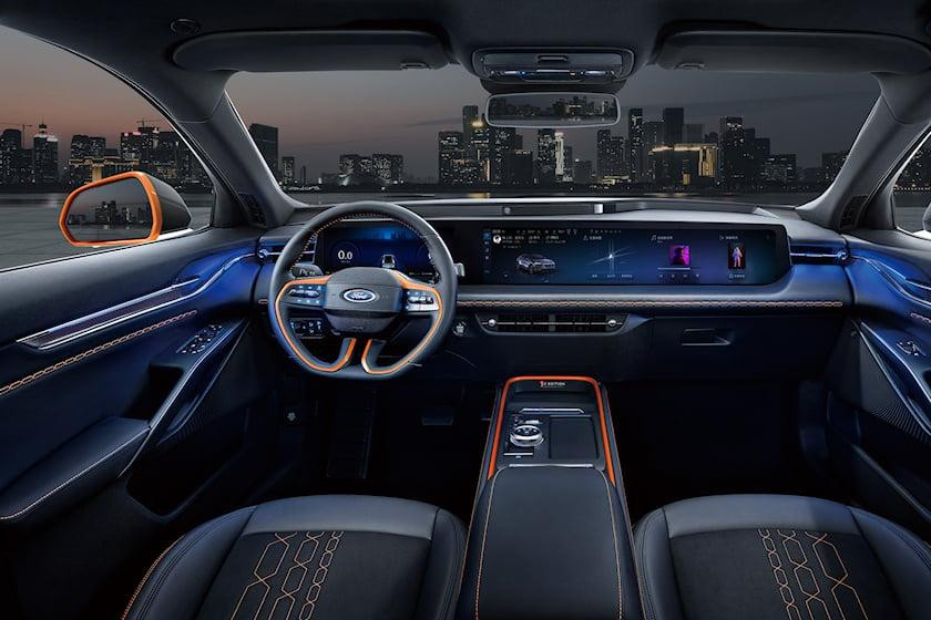 Nội thất của xe được hé lộ sẽ giống với mẫu xe điện Ford Evos.