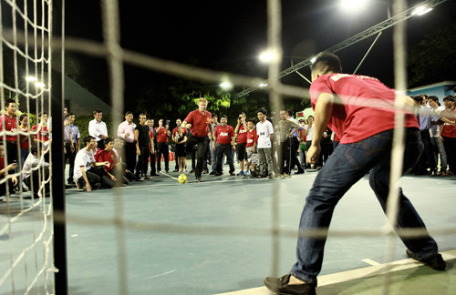 Peter trổ tài trong phần thi đá penalty