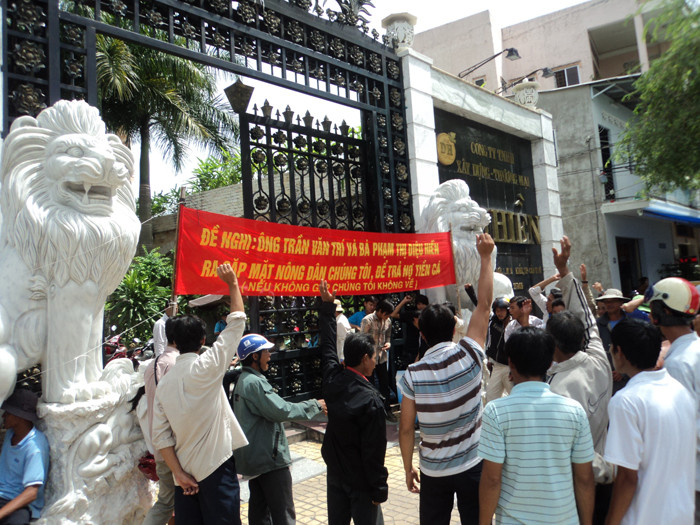 Nhiều người tập trung hô khẩu hiệu đòi nợ Cty Bình An. Ảnh: Sáu Nghệ