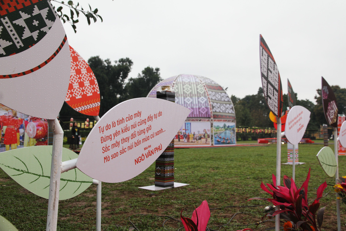 Sắp đặt thơ đẹp mắt hai bên đường vào Nhà Ký ức. Ảnh: N.M.Hà