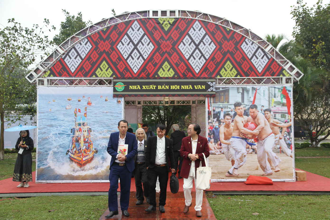 Gian trưng bày và bán ấn phẩm của NXB Hội Nhà văn tại Ngày Thơ 2024. Ảnh: N.M.Hà