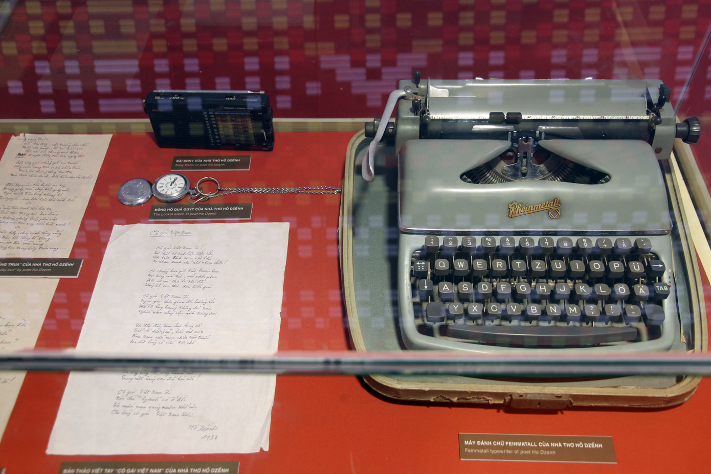 Những kỷ vật của nhà thơ Hồ Dzếnh trưng bày trong Nhà Ký ức. Ảnh: N.M.Hà