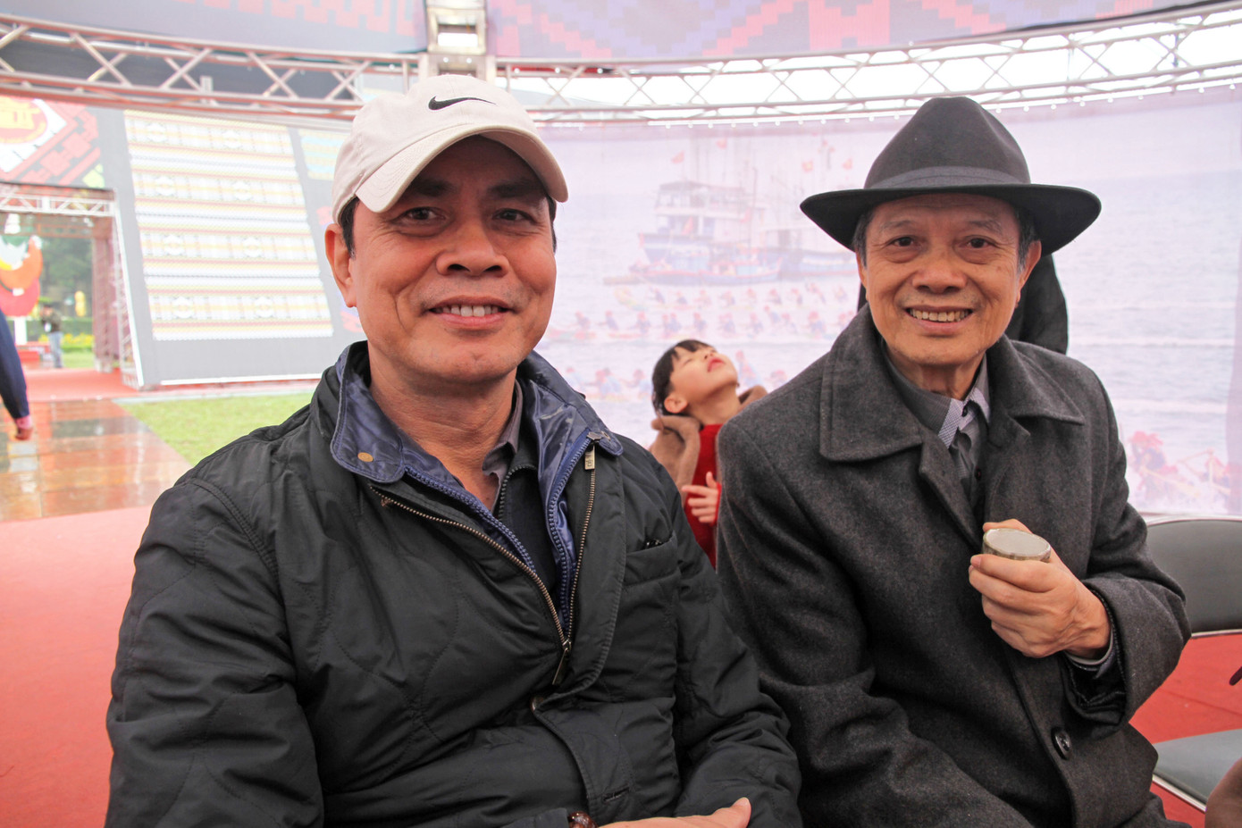 Nhà thơ Trần Hữu Việt và bạn thơ ngồi trong Quán Thơ. Ảnh: N.M.Hà