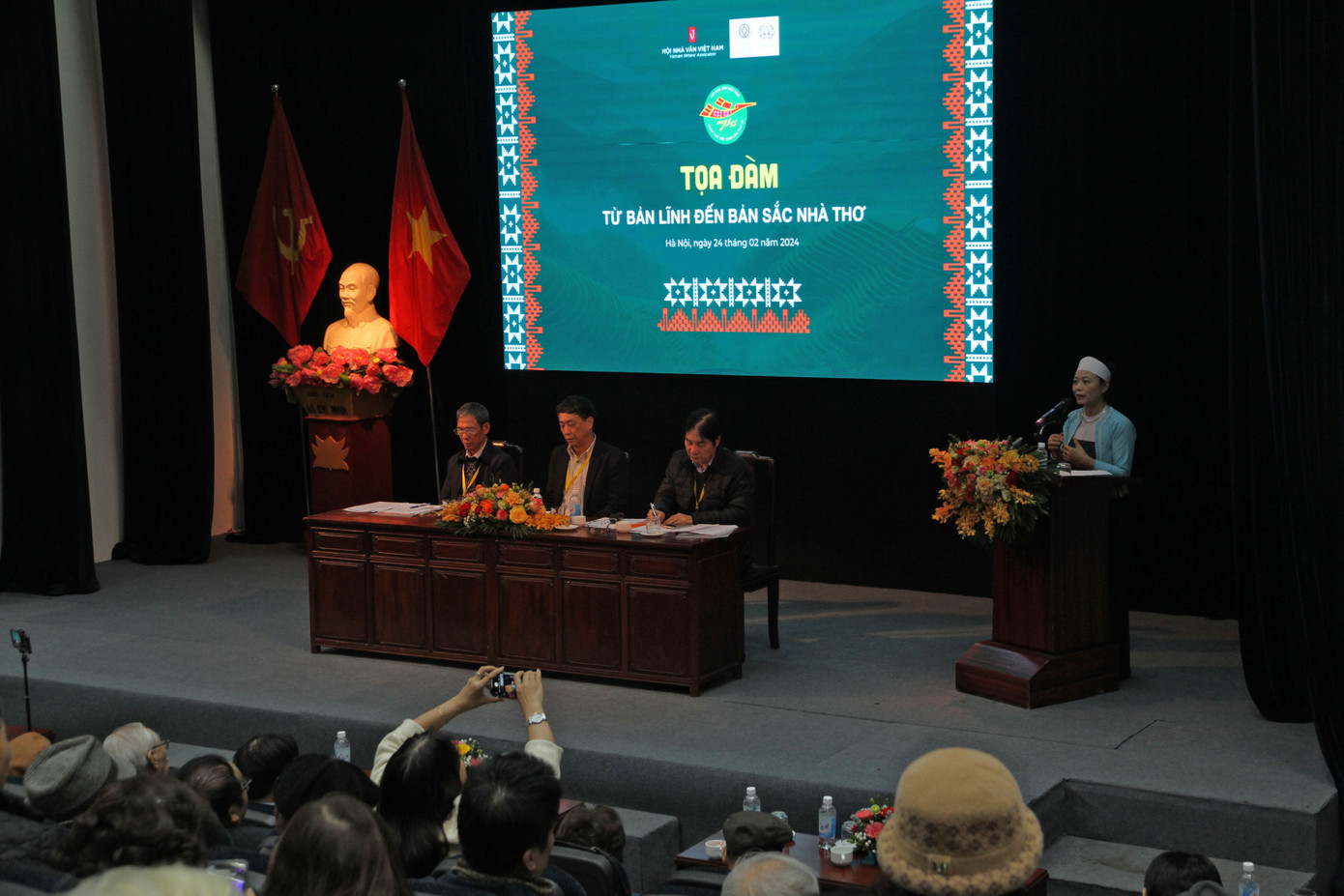 Nhà thơ Đỗ Thị Thu Huyền phát biểu trong tọa đàm sáng 24/2- Ảnh: N.M.Hà