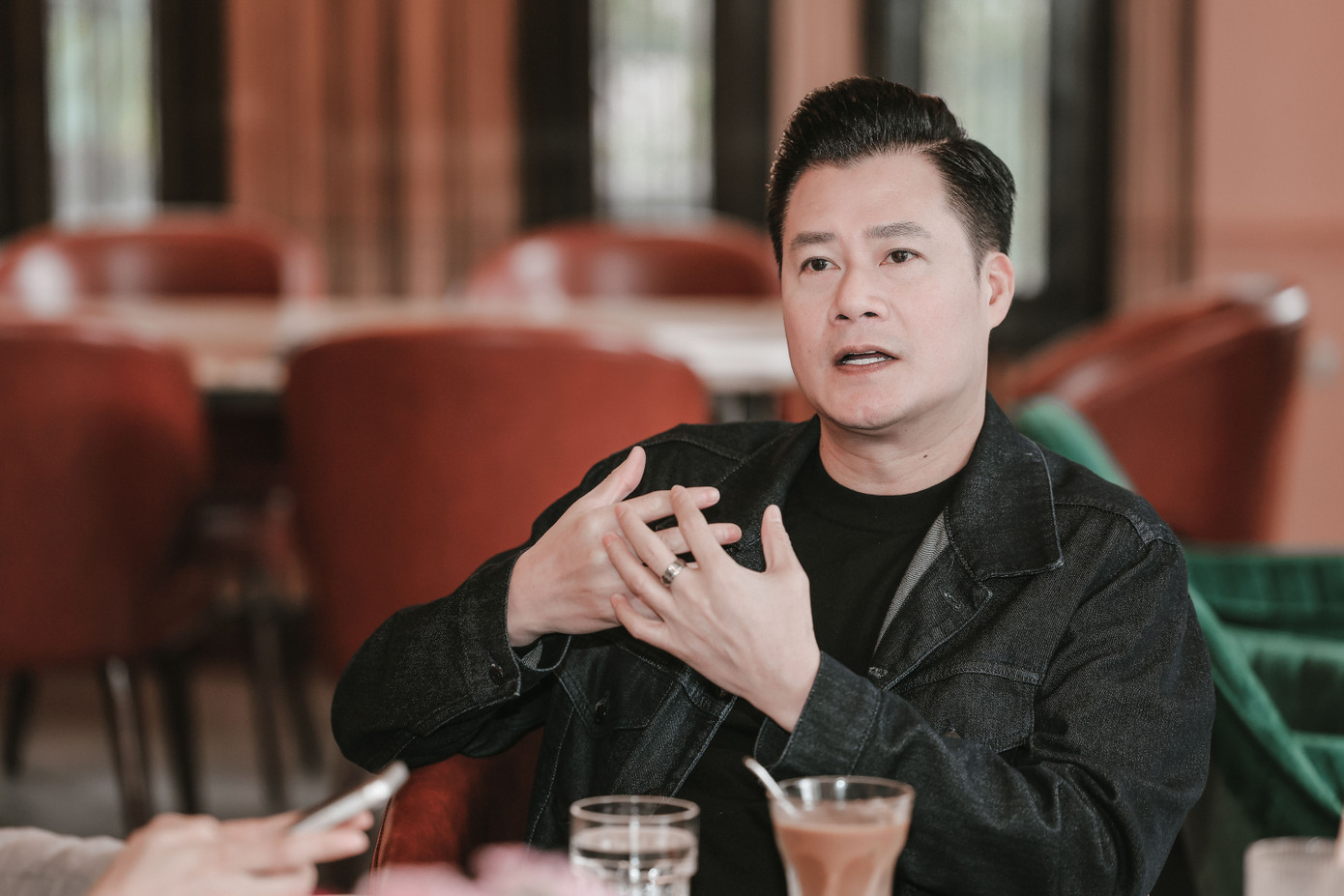 Quang Dũng nhớ về quãng thời gian một mình chống chọi với dịch ở Mỹ. Ảnh: Hòa Nguyễn.