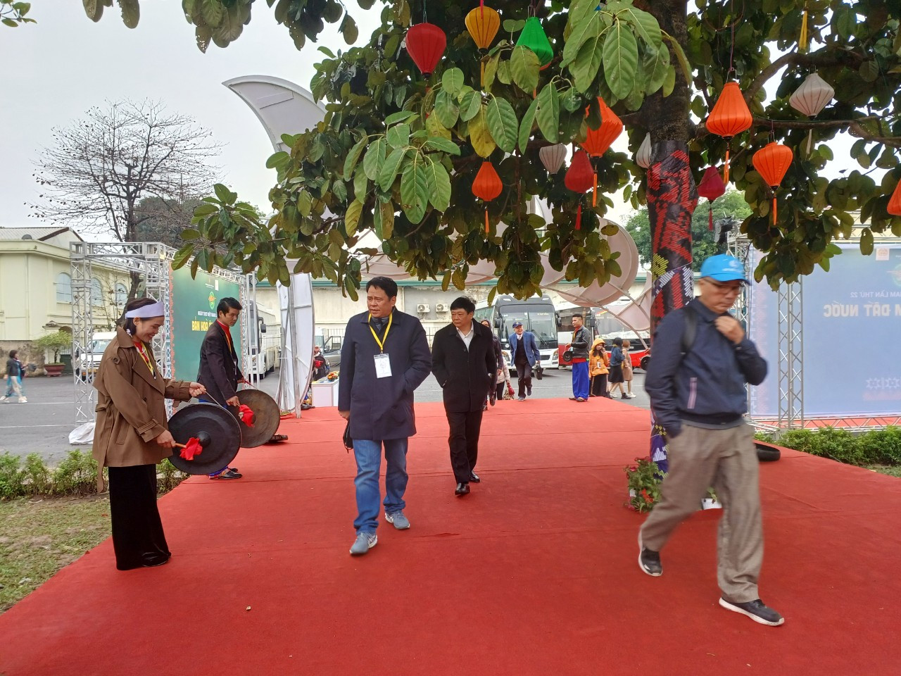 Các nghệ nhân từ Hòa Bình đánh chiêng chào đón khách đến Ngày Thơ 2024. Ảnh: N.M.Hà