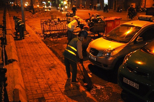 Những cô lao công quét rác trên phố Hà Nội trong đêm rét dưới 10 độ C