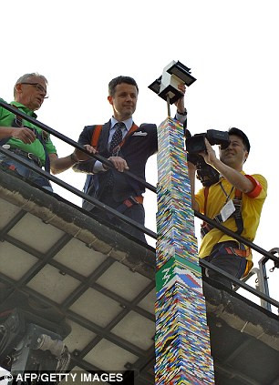 Hoàng tử Frederik đặt mảnh ghép cuối cùng ở trên đỉnh cao nhất của tháp Lego