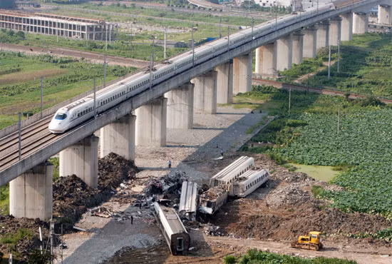 Hiện trường vụ hai tàu hỏa cao tốc chở khách đâm nhau làm chết 40 người, bị thương gần 200 người tại Trung Quốc.