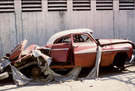 Không thể tìm được phụ tùng thay thế, chiếc Lincoln bị bỏ rơi trên đường phố Havana