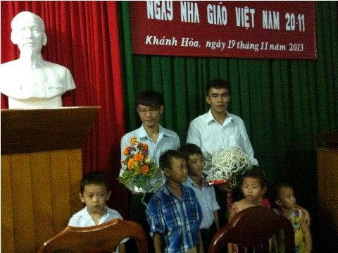 Thầy giáo Đồng Minh Hiệp (đeo kính) và thầy giáo Phạm Trung Việt cùng các học trò thị trấn Trường Sa