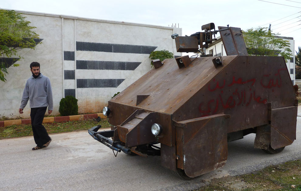 Chiếc xe bọc thép tự chế trông có vẻ giống một đống sắt song chiếc xe này hiện đã được đưa vào sử dụng