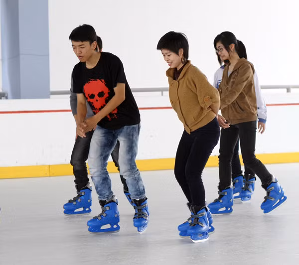 Trượt băng khó nhất với những người mới bắt đầu chính là chuyện giữ thăng bằng. Trượt băng khó nhất với những người mới bắt đầu chính là chuyện giữ thăng bằng.