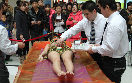 BTC quyết định trình diễn tiết mục theo phong cách Nhật nhằm thu hút người dân. BTC quyết định trình diễn tiết mục theo phong cách Nhật nhằm thu hút người dân