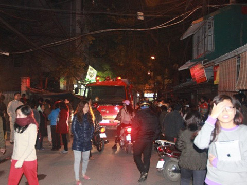 Đám cháy xảy ra tại khu vực đông dân cư trong khu tập thể Nam Đồng.