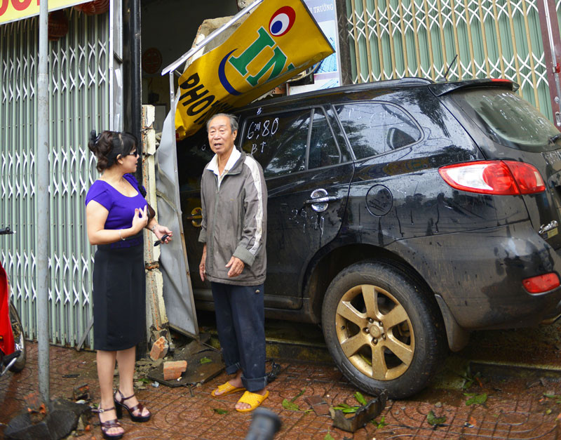 Bác Nhơn kể với PV Tiền Phong: Thường tôi ngủ ngay ở chỗ này, may đêm qua mưa lui vào trong nên thoát chết. Bác Nhơn kể với PV Tiền Phong Thường tôi ngủ ngay ở chỗ này may đêm qua mưa lui vào trong nên thoát chết