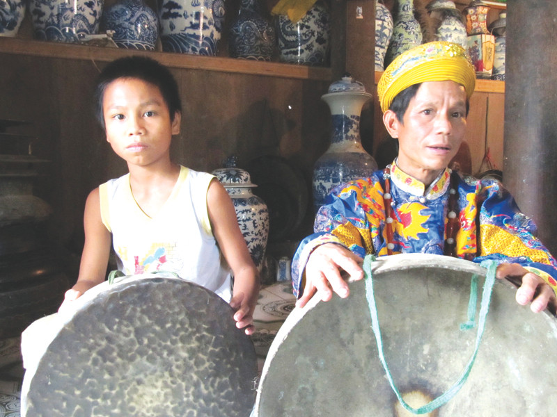 Alăng Linh bên chiếc chiêng cổ . Alăng Linh bên chiếc chiêng cổ
