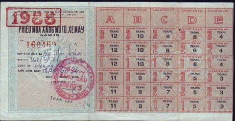 Phiếu mua xăng mô tô, xe máy. Phiếu này được mua theo mệnh giá lít ghi trên phiếu. Mỗi lần sử dụng, mậu dịch viên sẽ cắt bỏ một ô trên tờ phiếu tương ứng với số lượng mua