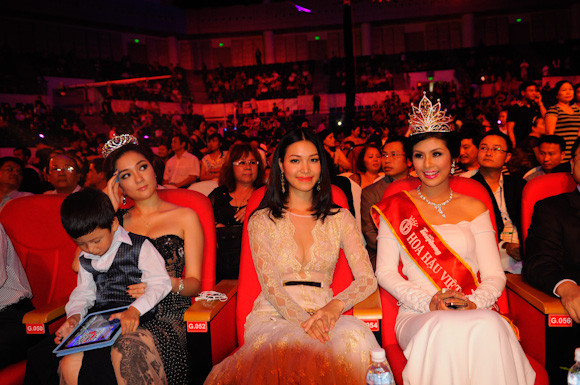 Đêm chung kết Hoa hậu Việt Nam 2012 có sự góp mặt của ba Hoa hậu Nguyễn Thị Huyền, Trần Thị Thùy Dung và Đặng Thị Ngọc Hân cùng rất đông khán giả tại Cung thể thao Tiên Sơn, TP Đà Nẵng.. Ảnh: Công Khanh