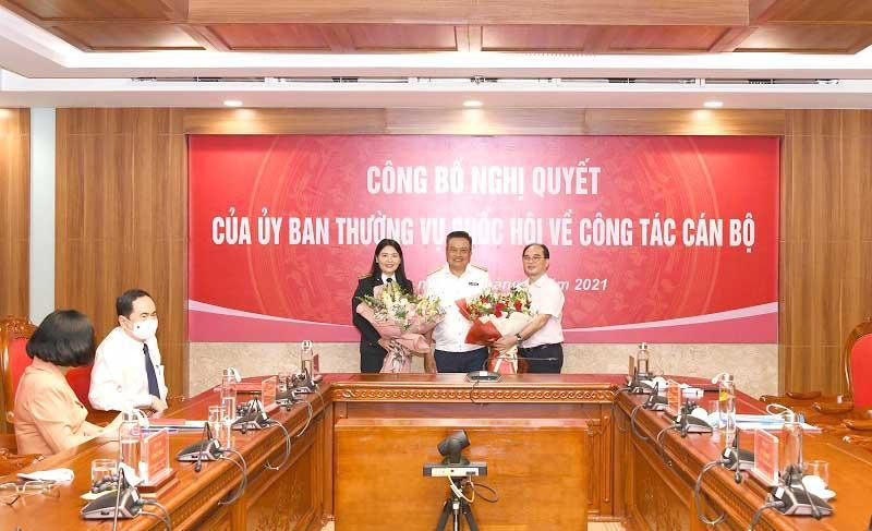 Tổng Kiểm toán nhà nước Trần Sỹ Thanh chúc mừng bà Hà Thị Mỹ Dung và ông Nguyễn Quang Thành