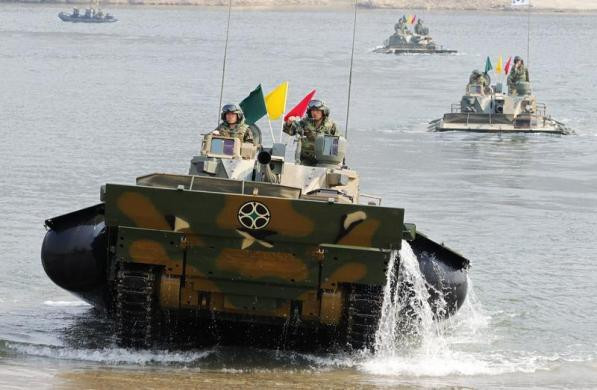 Đơn bị quân đội K21 của Hàn Quốc trên chiếc phi thủy cơ trong đợt diễn tập huấn luyện ở Namyangju, cách thủ đô Seoul 50 km về phía bắc