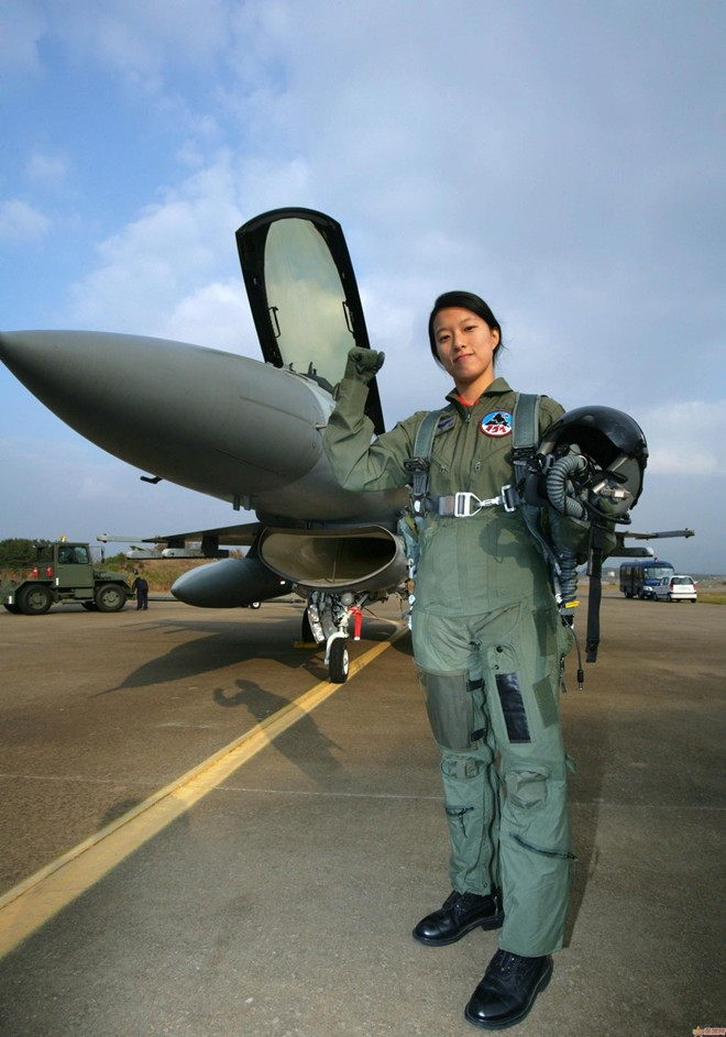 Phi công lái tiêm kích F-16 của không quân Hàn Quốc đang tạo dáng cùng 