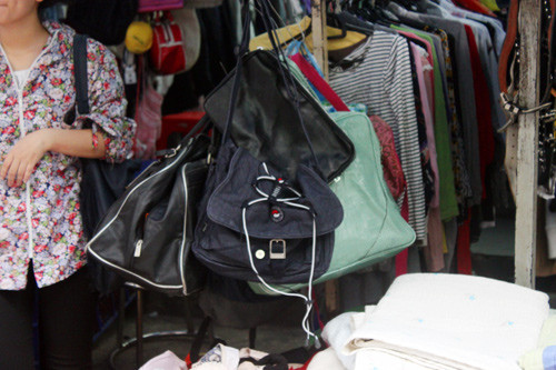 Đối tượng khách hàng đông nhất của các chợ đồ cũ là sinh viên, bà nội trợ và ngay cả cánh mày râu cũng có nhu cầu sử dụng thời trang giá cực rẻ