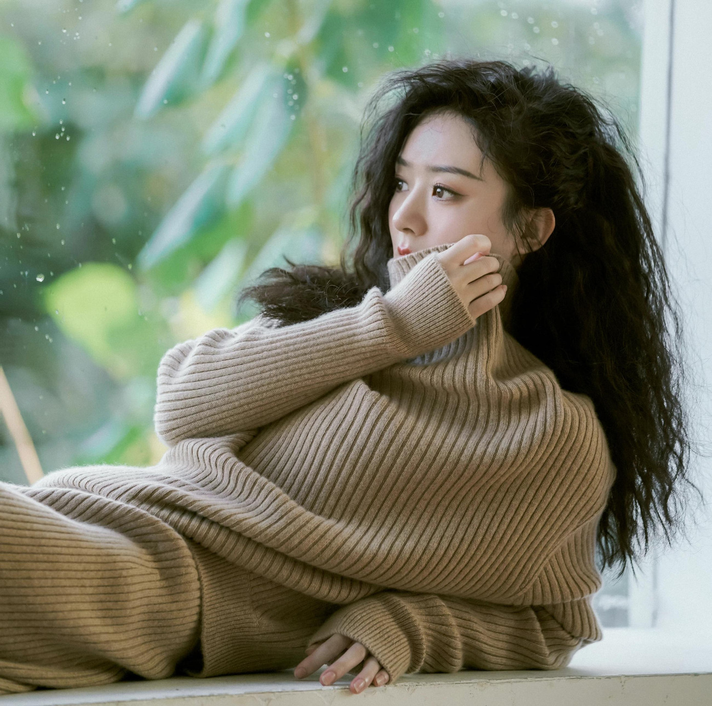 Ngoài đời, Triệu Lệ Dĩnh thể hiện tính cách quyết đoán của mình trong cuộc hôn nhân với tài tử Phùng Thiệu Phong. Nữ diễn viên không công khai hẹn hò, lần đầu cô đề cập đến tình cảm với Phùng Thiệu Phong cũng là khi cô thông báo kết hôn. Sau ba năm bên nhau, Triệu Lệ Dĩnh quyết định ly hôn mà không đưa ra lý do cụ thể. Nữ diễn viên để con trai cho nhà chồng chăm sóc, thỉnh thoảng cô sẽ về thăm con. Câu trả lời cho thấy Triệu Lệ Dĩnh không hối hận khi chấm dứt cuộc hôn nhân sớm.