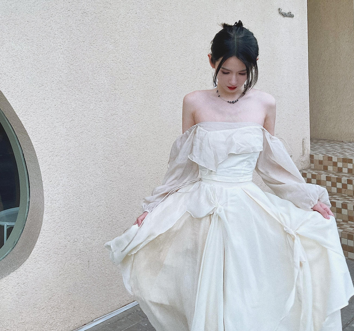 Sina cho biết thêm Loan Loan từng quen biết với nam ca sĩ Trần Vỹ Đình với vai trò người thiết kế trang phục cho anh. Đến năm 2017, cô lập công ty âm nhạc riêng, tạo quan hệ hợp tác với Vương Gia Nhĩ (Jacson Wang). Tuy nhiên, đây chỉ là vỏ bọc để che giấu công việc thực sự là phục vụ tình dục cho nhân vật nổi tiếng, quyền lực.