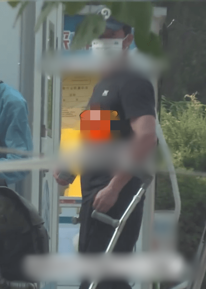 Ngô Kinh thường xuyên tái phát chấn thương, phải chống nạng để di chuyển. Ảnh: Sina. Ngô Kinh thường xuyên tái phát chấn thương, phải chống nạng để di chuyển. Ảnh: Sina.