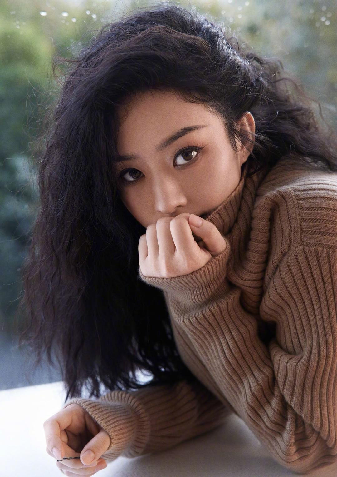 Triệu Lệ Dĩnh từng được gọi là "tam nương liều mạng", một năm có có hơn 300 ngày sống tại phim trường. Nữ diễn viên dốc sức đi lên từ một diễn viên vô danh, đóng vai phụ, hiện tại, cô đã trở thành tiểu hoa đán 8X nổi tiếng nhất Trung Quốc. Ở tuổi 35, Triệu Lệ Dĩnh bắt đầu tìm kiếm các vai diễn đa dạng, có chiều sâu hơn. Nữ diễn viên còn có tác phẩm Dã man sinh trưởng chuẩn bị phát sóng.