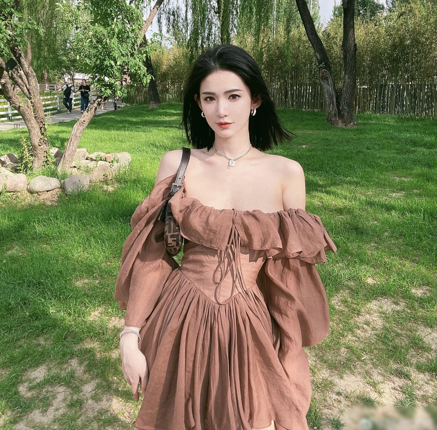 Theo Sina, Loan Loan tên thật là Hồ Loan, sinh năm 1989. Dù đã bước sang tuổi 30, Loan Loan vẫn giữ gìn nhan sắc trẻ trung như chỉ mới hơn 20 tuổi. Cô sở hữu vóc dáng gợi cảm, nóng bỏng. Trên mạng xã hội, cô làm nghề kinh doanh quần áo, mỹ phẩm, xây dựng phong cách thời trang.