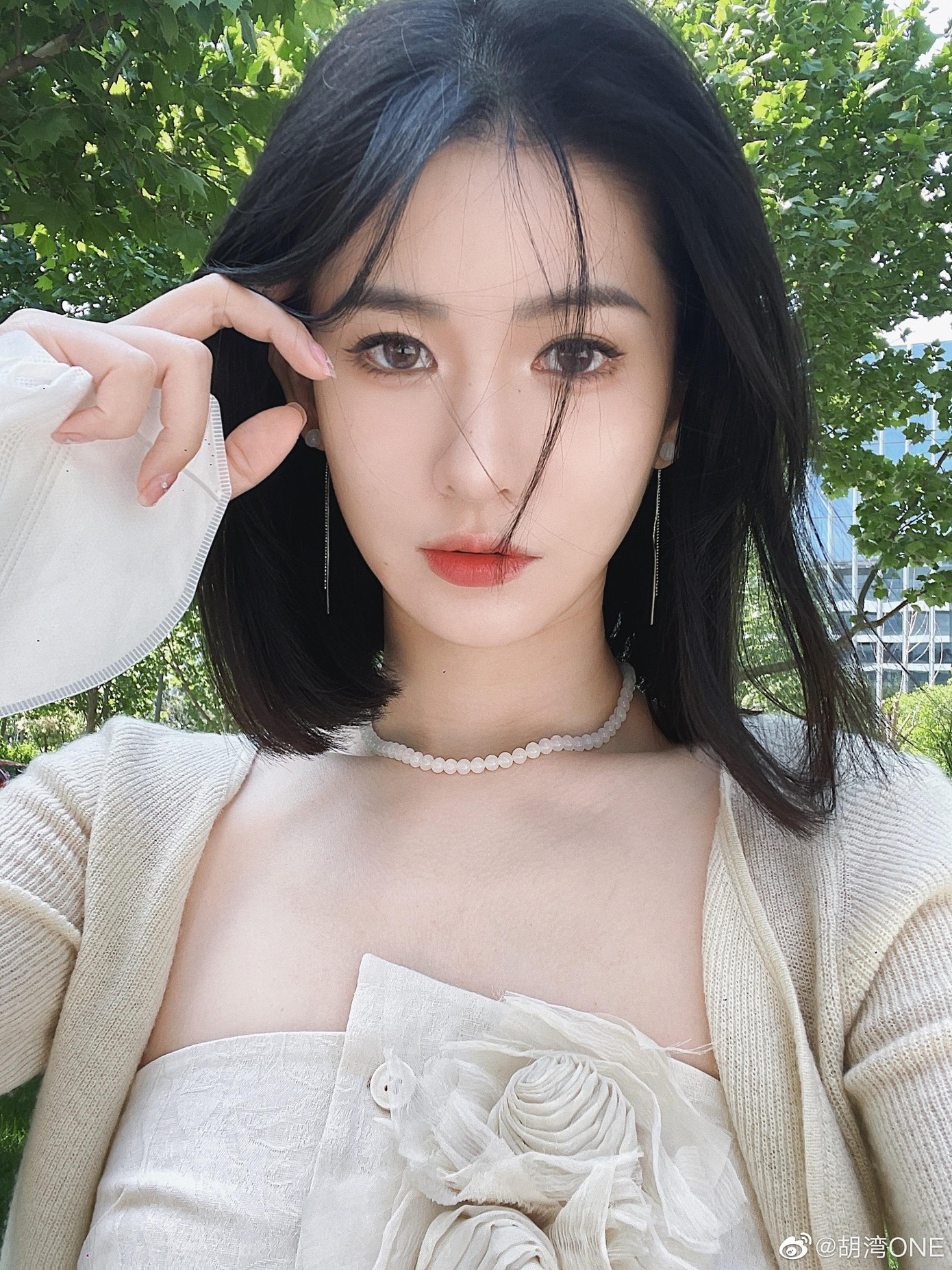 Người đẹp này còn kể lại kỷ niệm về chuyến du lịch với ngôi sao lưu lượng hot bậc nhất Trung Quốc. Bên cạnh đó, Blase Loan Loan cũng chia sẻ về kinh nghiệm phòng the và những yêu cầu cần chuẩn bị để phục vụ khách VIP như Lý Dịch Phong.