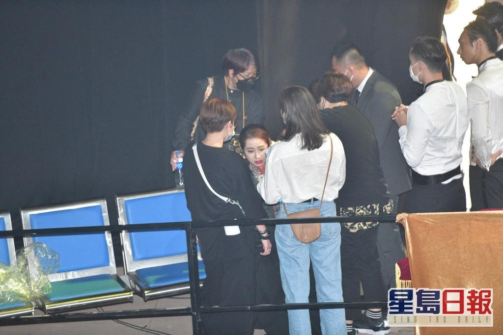 Trần Uyển Di đau đớn vì bị pháo hoa bắn vào tai.