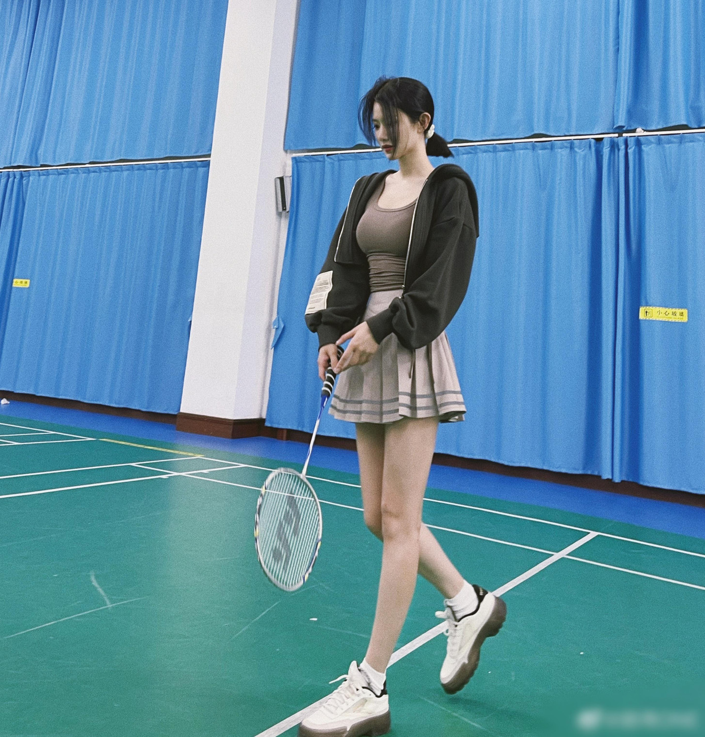 Theo Sina, nhiều khán giả thất vọng khi những thông tin về đời sống riêng của Lý Dịch Phong bị tiết lộ. Nam ca sĩ vốn xây dựng hình ảnh hoàn hảo, thông minh khéo léo, ít vướng scandal nên được hơn 60 triệu fan yêu mến. Sự nghiệp của Lý Dịch Phong đang phát triển ổn định.