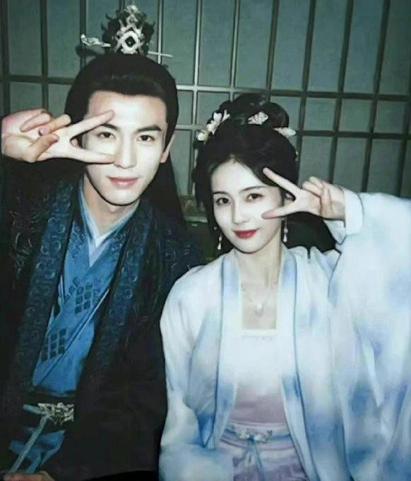 Bạch Lộc và Trương Lăng Hách thân mật trên phim trường Ninh an như mộng. Ảnh: Sina.