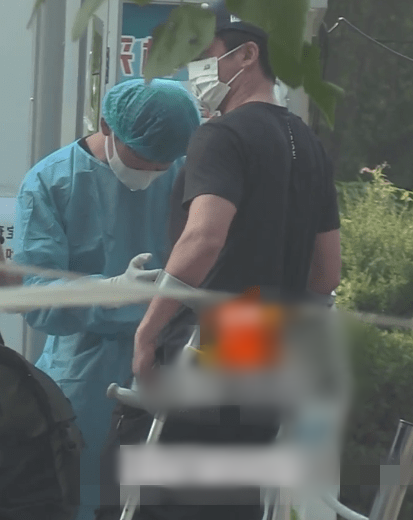 Ngô Kinh thường xuyên tái phát chấn thương, phải chống nạng để di chuyển. Ảnh: Sina. Ngô Kinh thường xuyên tái phát chấn thương, phải chống nạng để di chuyển. Ảnh: Sina.