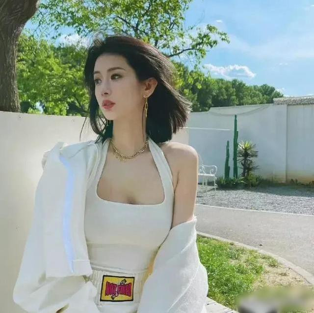 Hot girl Loan Loan từng đăng nhiều ảnh trùng khớp với Lý Dịch Phong. Hot girl Loan Loan từng đăng nhiều ảnh trùng khớp với Lý Dịch Phong.