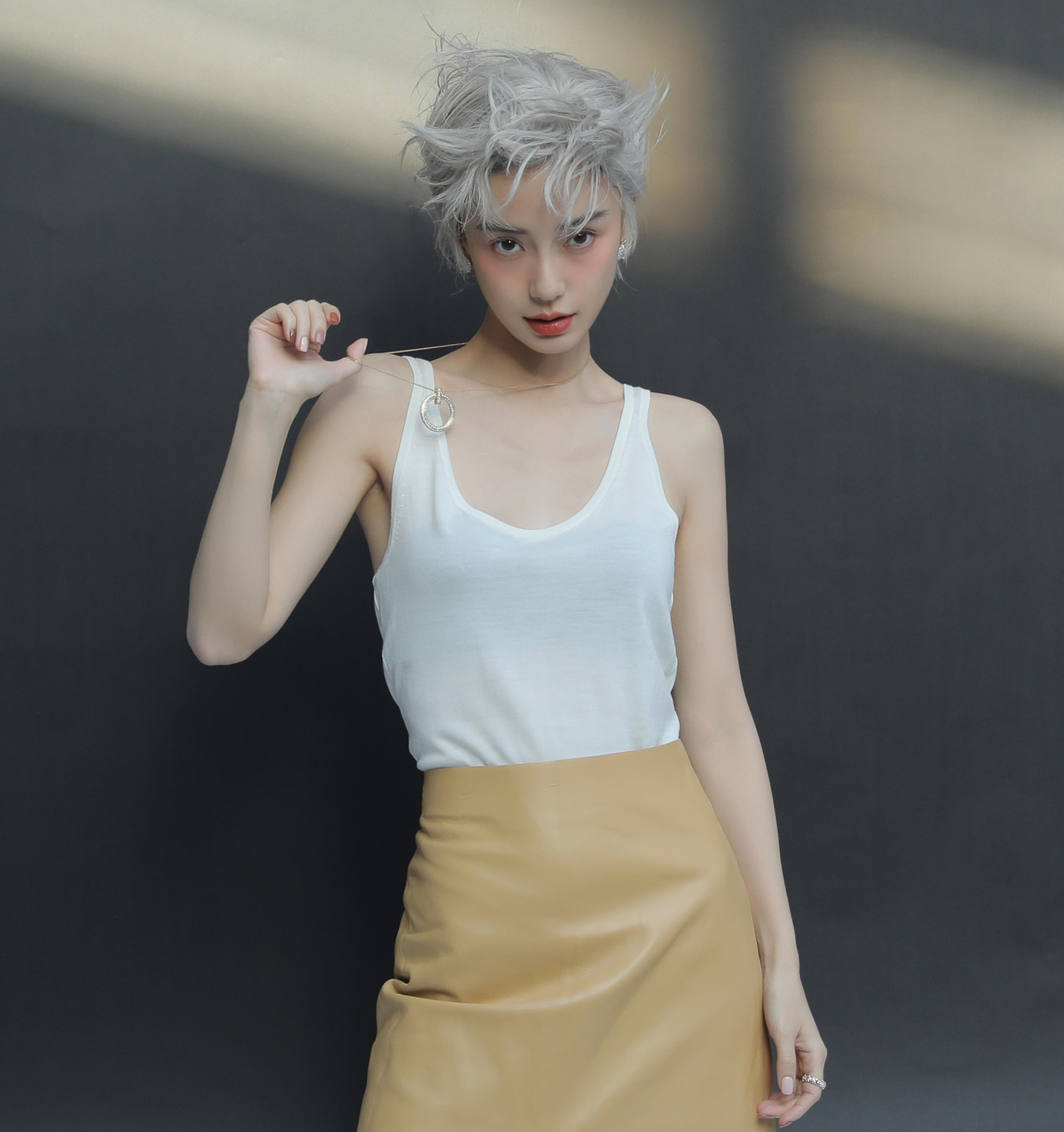 Xuất thân là người mẫu ảnh, khả năng tạo hình là một trong những thế mạnh của Angelababy. Cô cũng là tiểu hoa đán 8X được giới thời trang săn đón. Tuy nhiên, khả năng diễn xuất của cô lại không được công nhận.