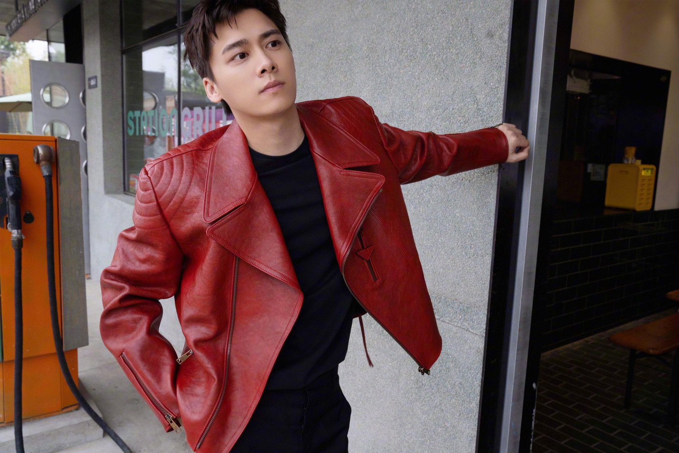 Trung Quốc cấm các nghệ sĩ có vết nhơ đạo đức, vi phạm pháp luật xuất hiện, nên sự nghiệp của Lý Dịch Phong cũng sụp đổ. Trung Quốc cấm các nghệ sĩ có vết nhơ đạo đức, vi phạm pháp luật xuất hiện, nên sự nghiệp của Lý Dịch Phong cũng sụp đổ.