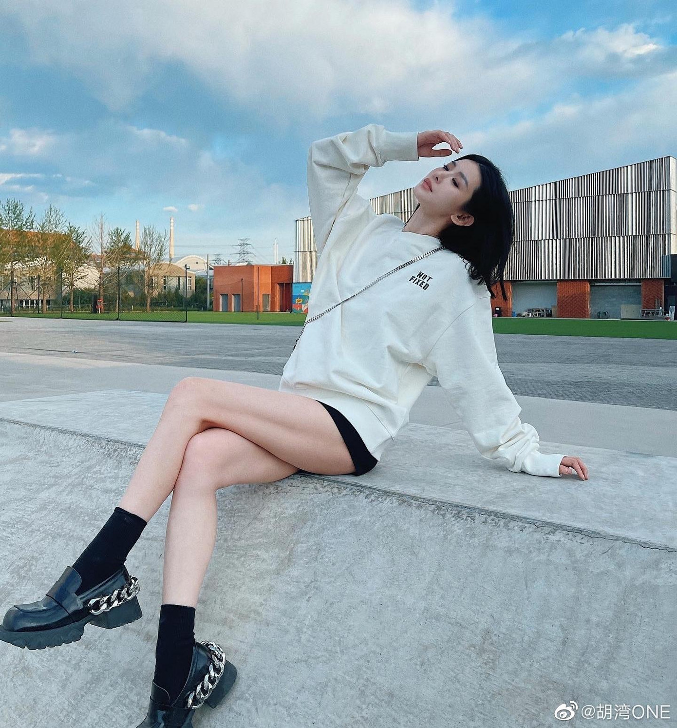 Dù không có ảnh xuất hiện trong bữa tiệc, nhưng sau đó thành viên nhóm Bigbang và Lý Dịch Phong bất ngờ theo dõi nhau trên mạng xã hội. Do đó, công chúng tin rằng chính người đẹp này đã giới thiệu Lý Dịch Phong với Seungri.